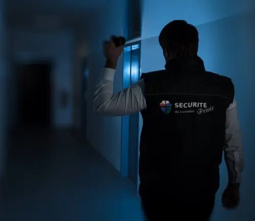 Agent contrôlant les accès d’un site lors d’une ronde de nuit à Ambert